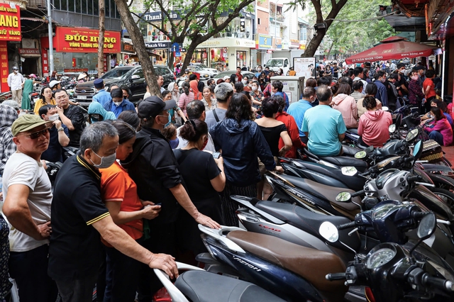 Cảnh tượng lạ tại "phố vàng" Hà Nội ngày giá vàng tăng vọt lên gần 120 triệu/lượng- Ảnh 2.