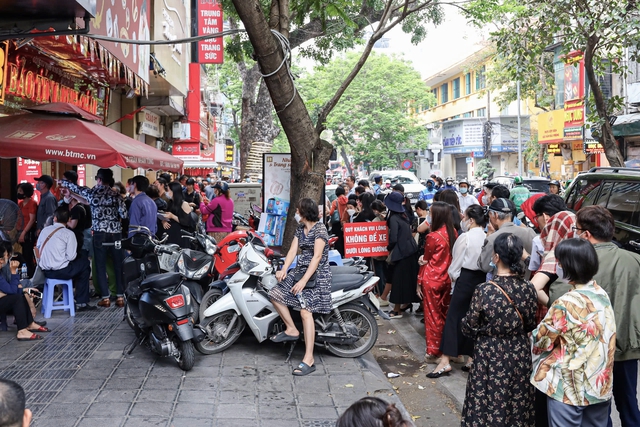 Cảnh tượng lạ tại "phố vàng" Hà Nội ngày giá vàng tăng vọt lên gần 120 triệu/lượng- Ảnh 4.