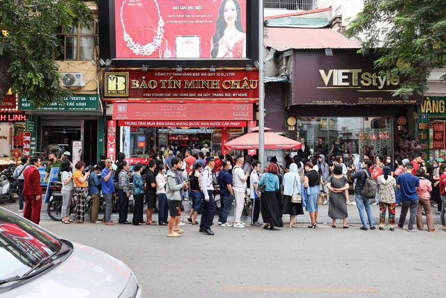 Cảnh tượng lạ tại "phố vàng" Hà Nội ngày giá vàng tăng vọt lên gần 120 triệu/lượng- Ảnh 1.