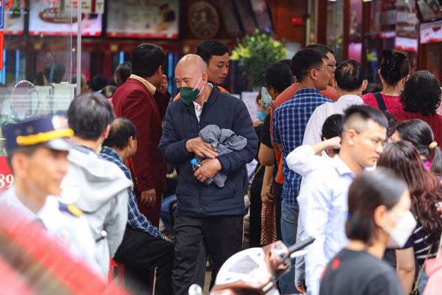 Cảnh tượng lạ tại "phố vàng" Hà Nội ngày giá vàng tăng vọt lên gần 120 triệu/lượng- Ảnh 5.