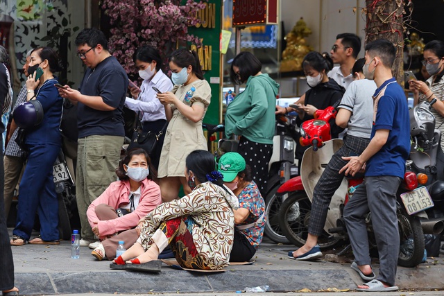 Cảnh tượng lạ tại "phố vàng" Hà Nội ngày giá vàng tăng vọt lên gần 120 triệu/lượng- Ảnh 8.