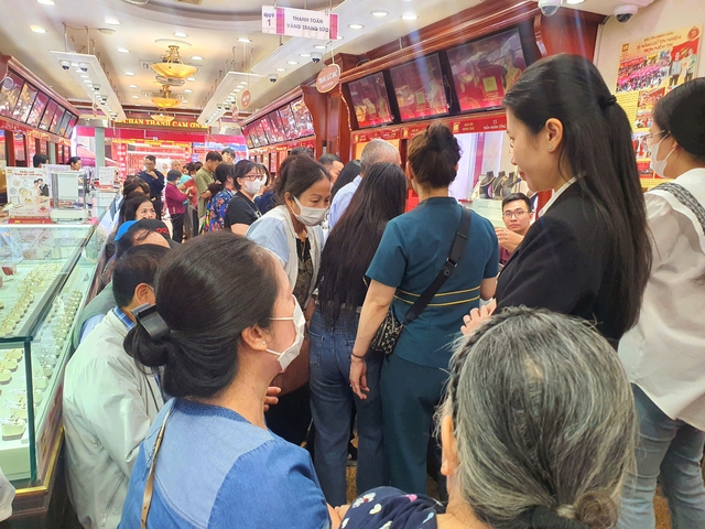 Cảnh tượng lạ tại "phố vàng" Hà Nội ngày giá vàng tăng vọt lên gần 120 triệu/lượng- Ảnh 3.