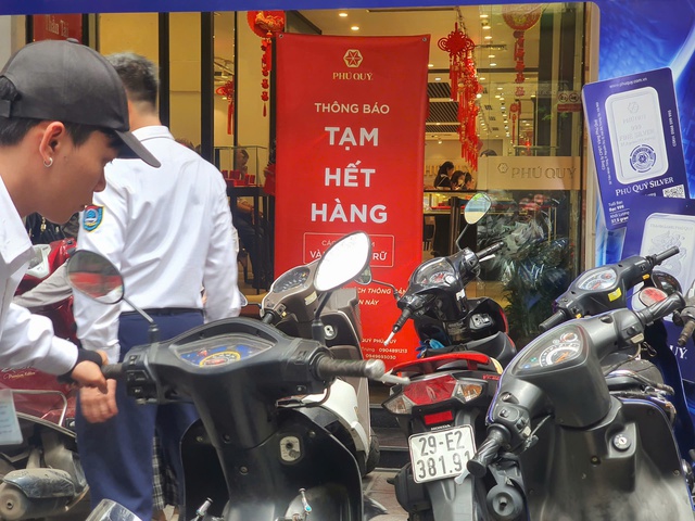 Cảnh tượng lạ tại "phố vàng" Hà Nội ngày giá vàng tăng vọt lên gần 120 triệu/lượng- Ảnh 6.