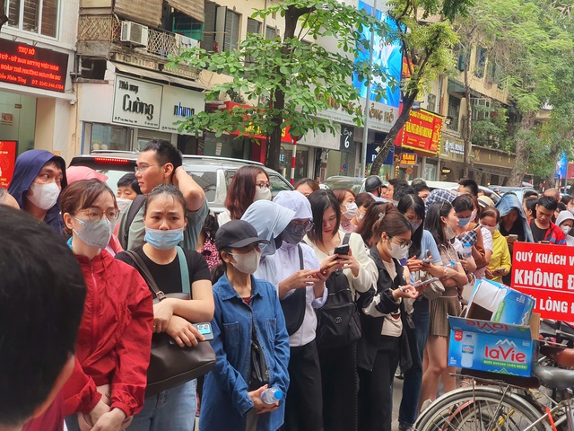 Cảnh tượng lạ tại "phố vàng" Hà Nội ngày giá vàng tăng vọt lên gần 120 triệu/lượng- Ảnh 9.