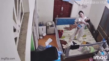 Phóng to clip trong phòng ngủ, cảnh tượng người mẹ ôm con rồi đổ gục xuống giường khiến nhiều người xót xa- Ảnh 1.
