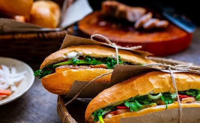 Cụ bà Nhật Bản lần đầu ăn bánh mì Việt Nam, thốt lên hai từ khiến 230.000 người thích thú- Ảnh 1.