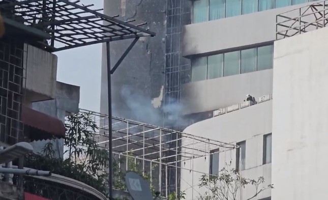 Hà Nội: Lửa cháy cuồn cuộn ở tòa nhà số 1 Thái Hà- Ảnh 3.