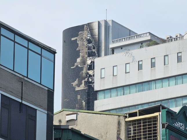 Hà Nội: Lửa cháy cuồn cuộn ở tòa nhà số 1 Thái Hà- Ảnh 4.