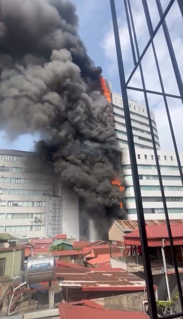 Hà Nội: Lửa cháy cuồn cuộn ở tòa nhà số 1 Thái Hà- Ảnh 1.