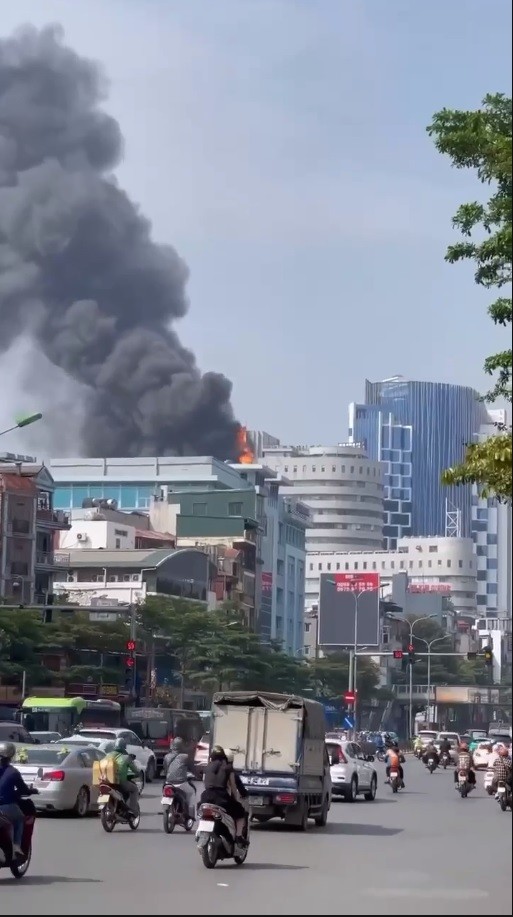 Hà Nội: Lửa cháy cuồn cuộn ở tòa nhà số 1 Thái Hà- Ảnh 2.