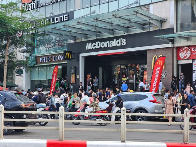 Hà Nội: Lửa cháy cuồn cuộn ở tòa nhà số 1 Thái Hà- Ảnh 5.