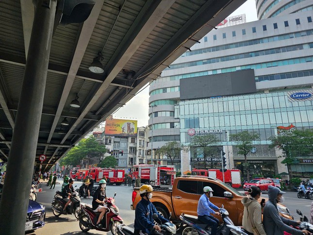Hà Nội: Lửa cháy cuồn cuộn ở tòa nhà số 1 Thái Hà- Ảnh 6.
