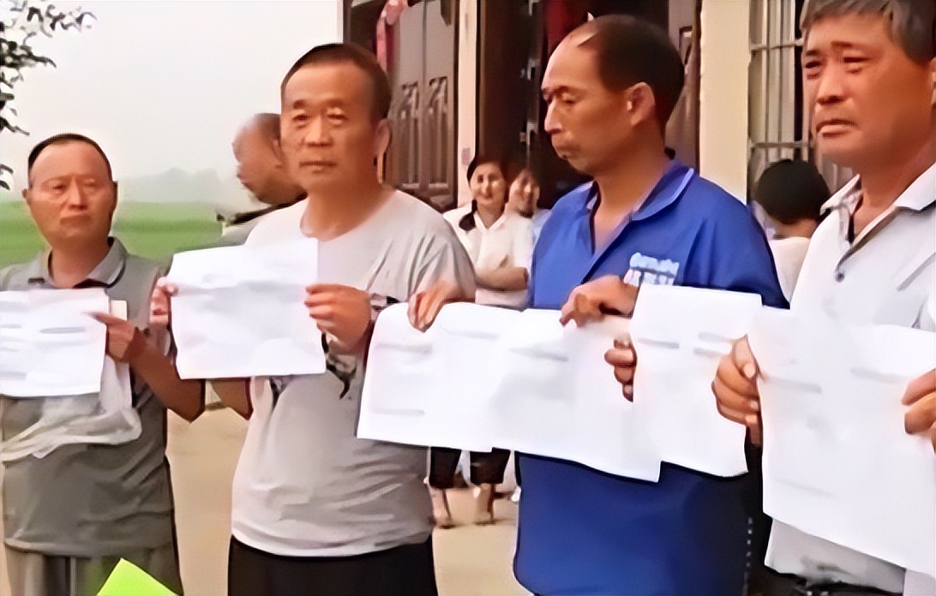 Người đàn ông lần đầu vay tiền cho con trai cưới vợ lại bị ngân hàng từ chối: “Anh và cả làng đang nợ xấu 700 tỷ đồng”- Ảnh 2. Người đàn ông lần đầu vay tiền cho con trai cưới vợ lại bị ngân hàng từ chối: “Anh và cả làng đang nợ xấu 700 tỷ đồng”- Ảnh 2.