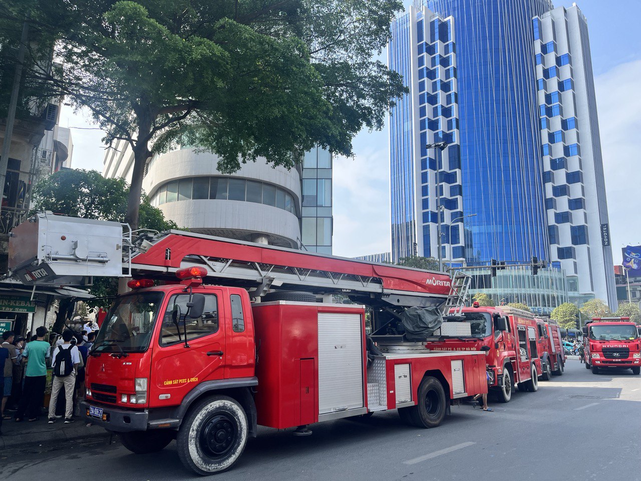 Những hình ảnh mới nhất tại hiện trường vụ cháy dữ dội toà nhà 18 tầng ở Hà Nội- Ảnh 9.