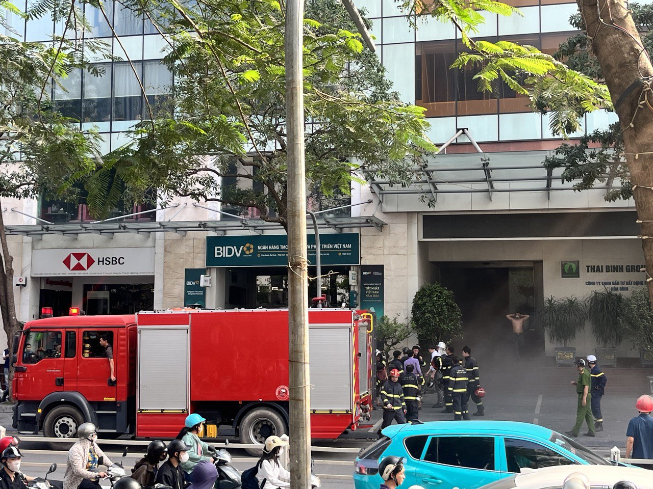 Những hình ảnh mới nhất tại hiện trường vụ cháy dữ dội toà nhà 18 tầng ở Hà Nội- Ảnh 11.