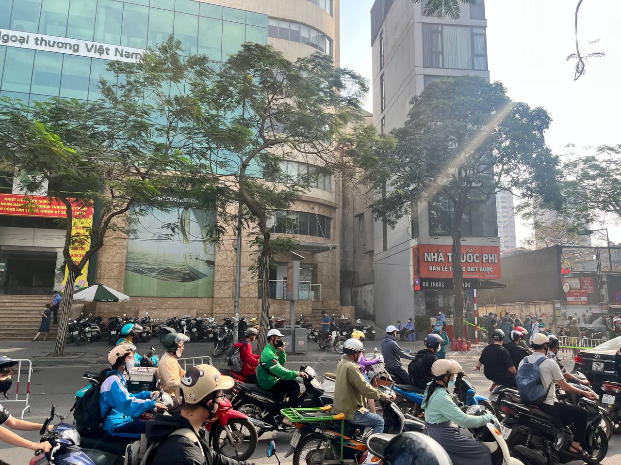 Những hình ảnh mới nhất tại hiện trường vụ cháy dữ dội toà nhà 18 tầng ở Hà Nội- Ảnh 10.