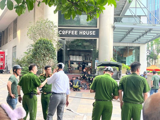 Những hình ảnh mới nhất tại hiện trường vụ cháy dữ dội toà nhà 18 tầng ở Hà Nội- Ảnh 13.