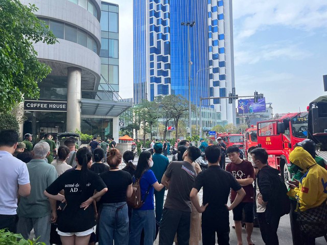 Những hình ảnh mới nhất tại hiện trường vụ cháy dữ dội toà nhà 18 tầng ở Hà Nội- Ảnh 14.
