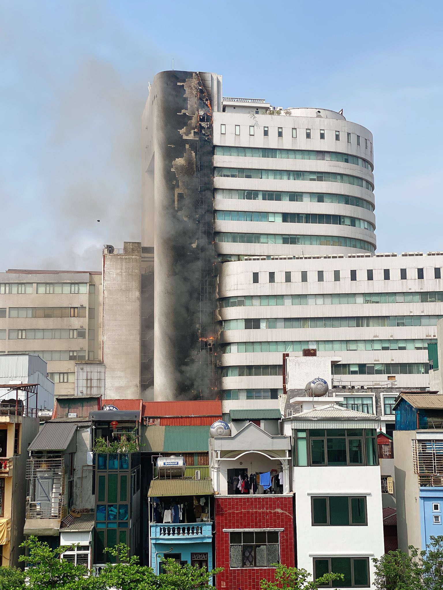 Những hình ảnh mới nhất tại hiện trường vụ cháy dữ dội toà nhà 18 tầng ở Hà Nội- Ảnh 1.