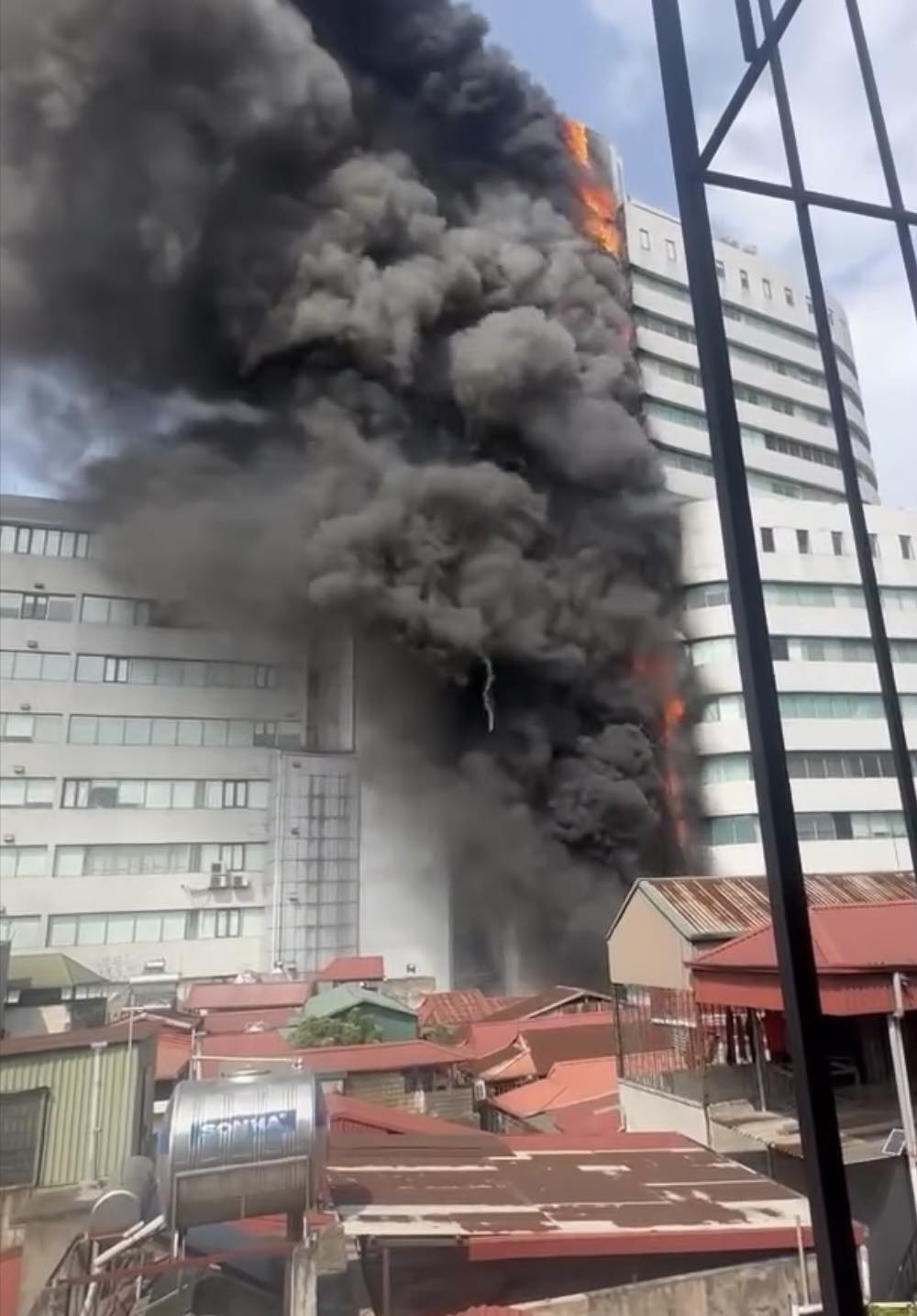 Những hình ảnh mới nhất tại hiện trường vụ cháy dữ dội toà nhà 18 tầng ở Hà Nội- Ảnh 2.