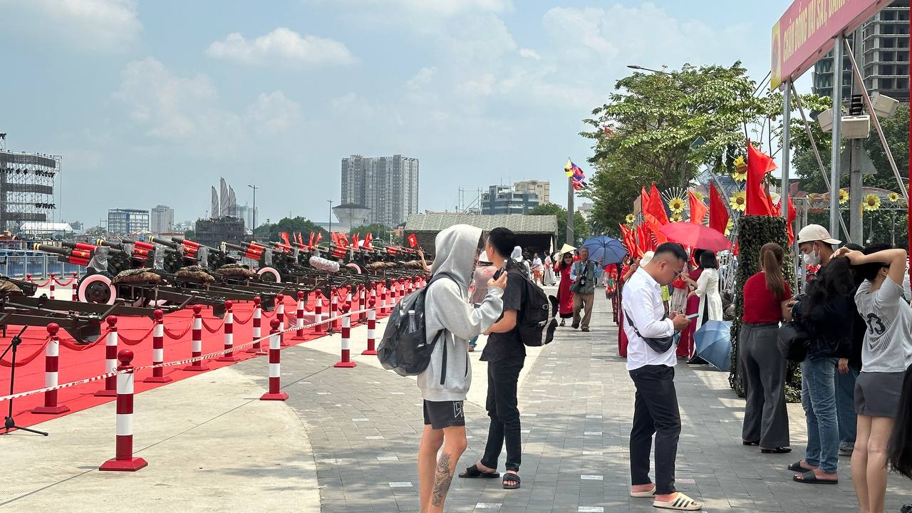 Khách Tây đồng loạt lộ một biểu cảm đặc biệt trước lực lượng diễn tập, biên đội trực thăng rẽ mây ngày hôm nay- Ảnh 5. Khách Tây đồng loạt lộ một biểu cảm đặc biệt trước lực lượng diễn tập, biên đội trực thăng rẽ mây ngày hôm nay- Ảnh 5.