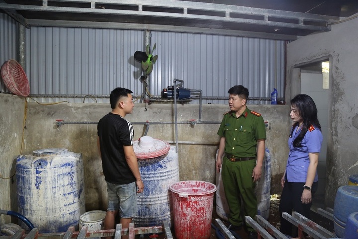Vạch trần thủ đoạn của 4 kẻ sản xuất 3.500 tấn giá đỗ ngâm chất cấm ở Nghệ An- Ảnh 2. Vạch trần thủ đoạn của 4 kẻ sản xuất 3.500 tấn giá đỗ ngâm chất cấm ở Nghệ An- Ảnh 2.