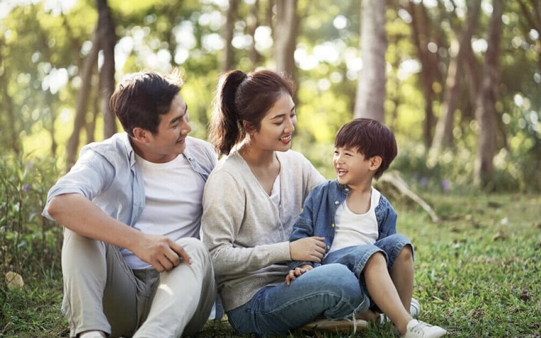 Dù có tiền hay không, cha mẹ cũng phải hào phóng với con cái ở 4 phương diện này: Con lớn lên tự tin, rạng rỡ, tương lai xán lạn- Ảnh 1.