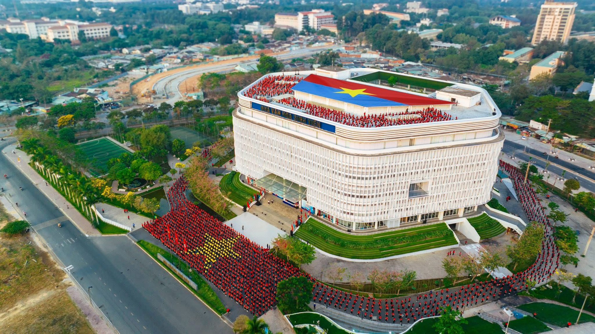 Hàng nghìn người tự hào chia sẻ đoạn clip cả trăm bạn sinh viên cùng nhau làm việc này giữa trung tâm TP.HCM- Ảnh 4.