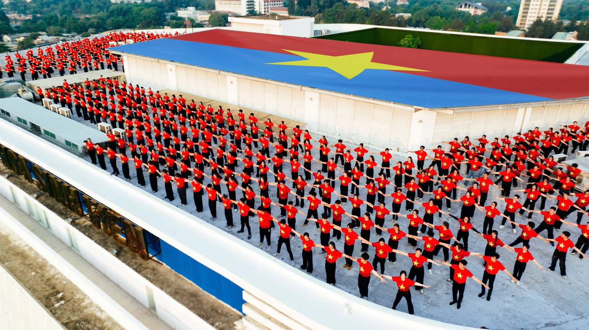 Hàng nghìn người tự hào chia sẻ đoạn clip cả trăm bạn sinh viên cùng nhau làm việc này giữa trung tâm TP.HCM- Ảnh 1.