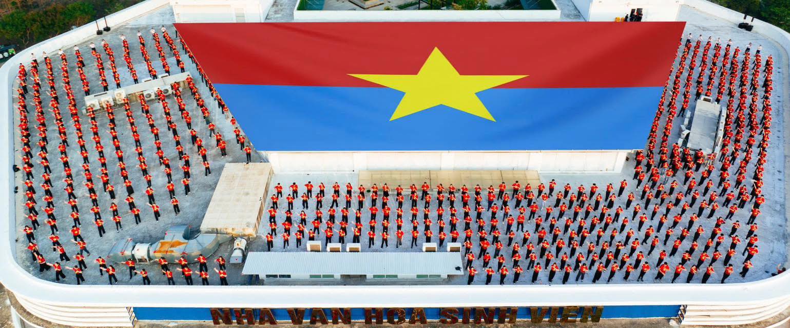 Hàng nghìn người tự hào chia sẻ đoạn clip cả trăm bạn sinh viên cùng nhau làm việc này giữa trung tâm TP.HCM- Ảnh 2.