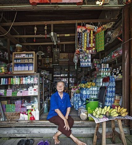 Người phụ nữ chỉ bán tạp hóa sở hữu TÀI SẢN khó tin sau 30 năm: "Tôi không giàu vì bán được nhiều, mà vì đầu tư vào..."- Ảnh 1.