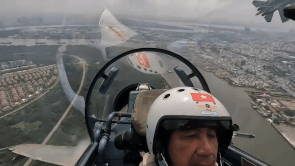 Chân dung Đại tá Nguyễn Thế Dũng - phi công dẫn đầu đội hình “hổ mang chúa” bay trên Dinh Độc Lập trong lễ diễu binh 30/4 sắp tới- Ảnh 2. Chân dung Đại tá Nguyễn Thế Dũng - phi công dẫn đầu đội hình “hổ mang chúa” bay trên Dinh Độc Lập trong lễ diễu binh 30/4 sắp tới- Ảnh 2.