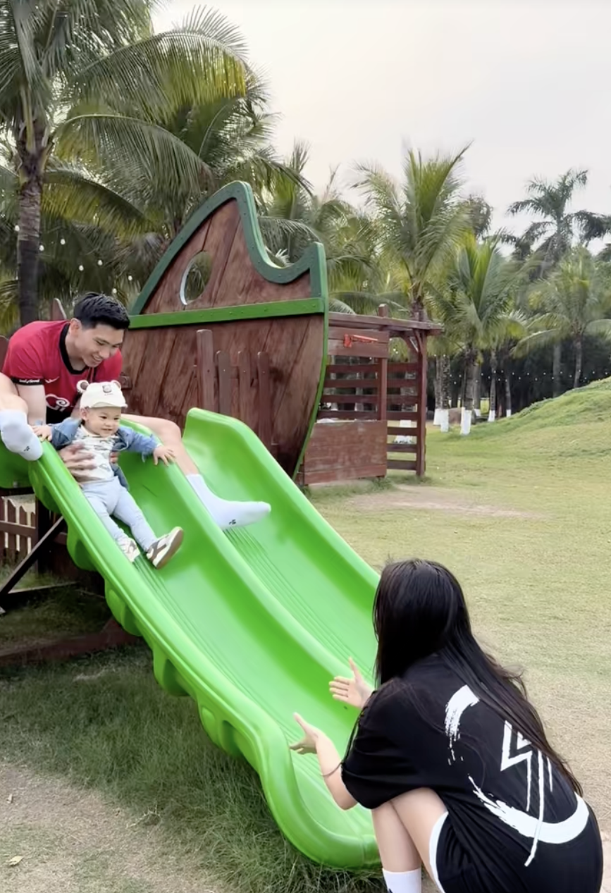 Hiếm hoi Doãn Hải My mặc đồ hở bên Văn Hậu, vừa “ngoi” lên mạng đã bị so sánh với Chu Thanh Huyền- Ảnh 3. Hiếm hoi Doãn Hải My mặc đồ hở bên Văn Hậu, vừa “ngoi” lên mạng đã bị so sánh với Chu Thanh Huyền- Ảnh 3.