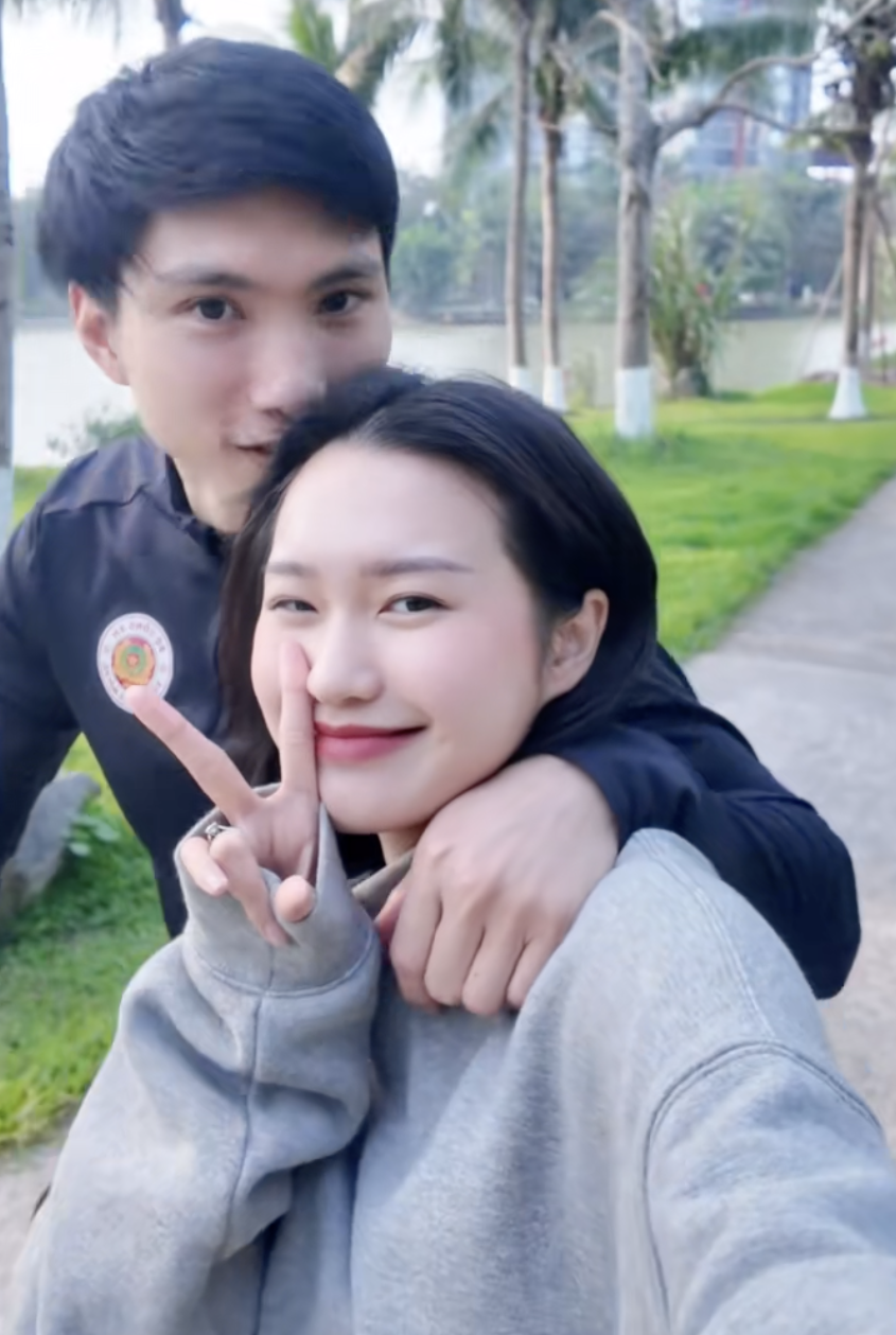 Hiếm hoi Doãn Hải My mặc đồ hở bên Văn Hậu, vừa “ngoi” lên mạng đã bị so sánh với Chu Thanh Huyền- Ảnh 2. Hiếm hoi Doãn Hải My mặc đồ hở bên Văn Hậu, vừa “ngoi” lên mạng đã bị so sánh với Chu Thanh Huyền- Ảnh 2.