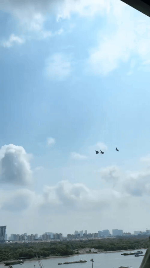 Chân dung Đại tá Nguyễn Thế Dũng - phi công dẫn đầu đội hình “hổ mang chúa” bay trên Dinh Độc Lập trong lễ diễu binh 30/4 sắp tới- Ảnh 8. Chân dung Đại tá Nguyễn Thế Dũng - phi công dẫn đầu đội hình “hổ mang chúa” bay trên Dinh Độc Lập trong lễ diễu binh 30/4 sắp tới- Ảnh 8.
