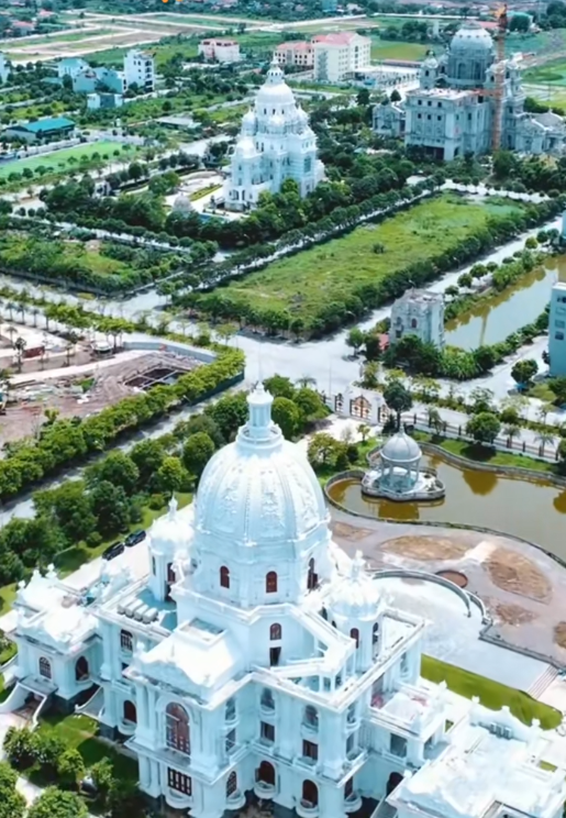 Tòa lâu đài sáng rực cả một vùng ở Ninh Bình tưởng đã 