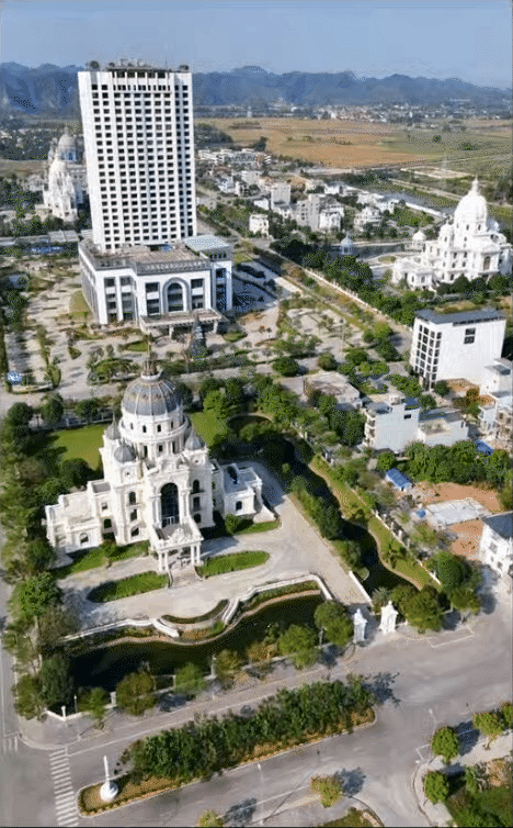 Tòa lâu đài sáng rực cả một vùng ở Ninh Bình tưởng đã 