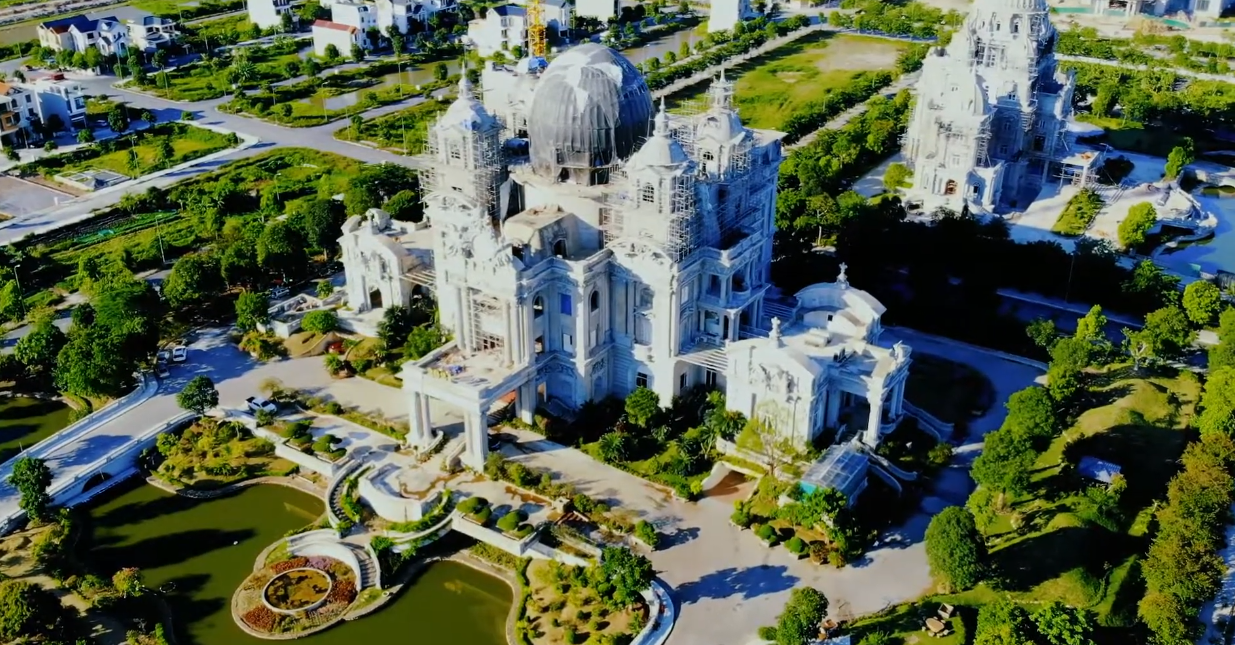 Tòa lâu đài sáng rực cả một vùng ở Ninh Bình tưởng đã 