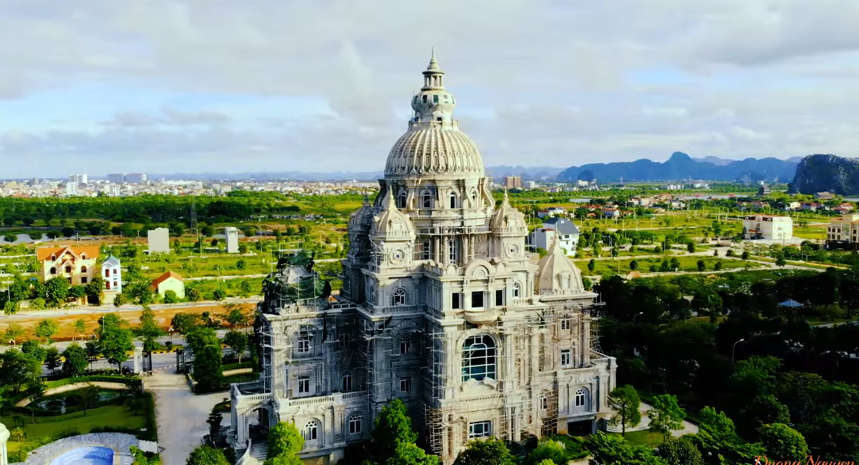 Tòa lâu đài sáng rực cả một vùng ở Ninh Bình tưởng đã 