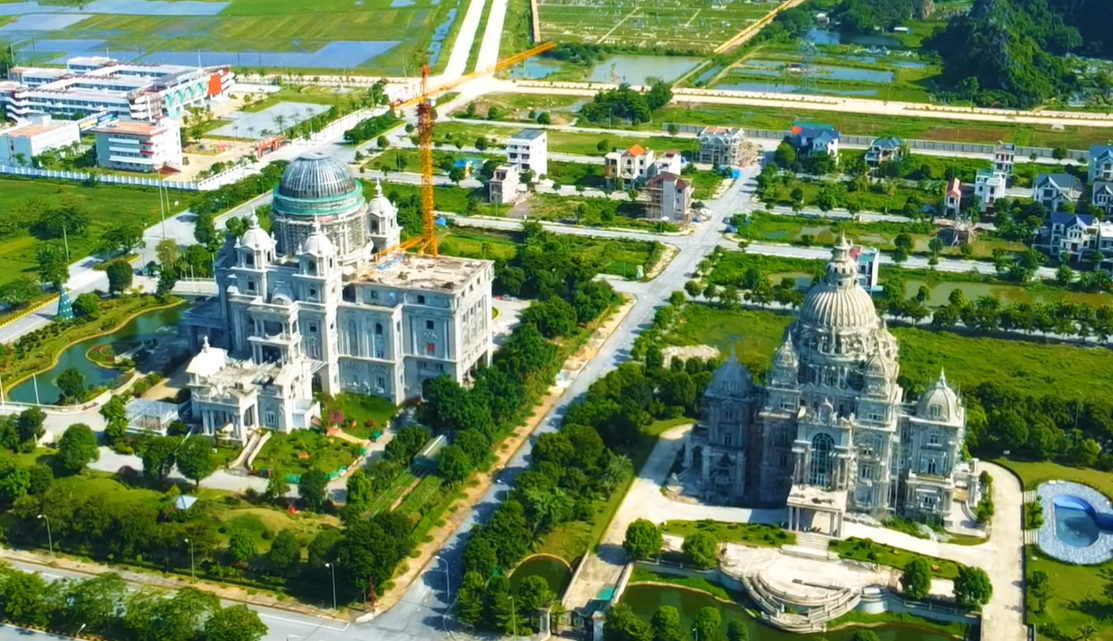 Tòa lâu đài sáng rực cả một vùng ở Ninh Bình tưởng đã 