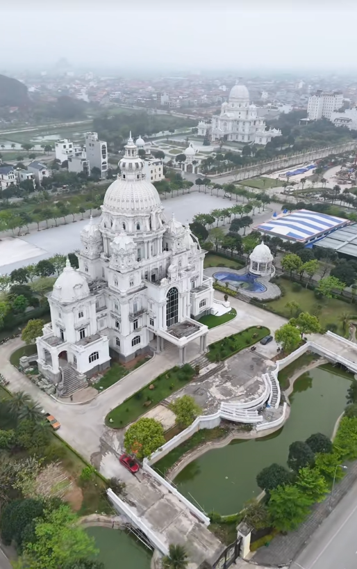 Tòa lâu đài sáng rực cả một vùng ở Ninh Bình tưởng đã 