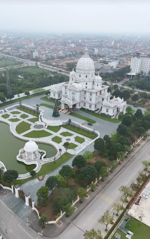 Tòa lâu đài sáng rực cả một vùng ở Ninh Bình tưởng đã 