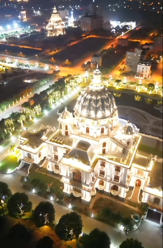 Tòa lâu đài sáng rực cả một vùng ở Ninh Bình tưởng đã 