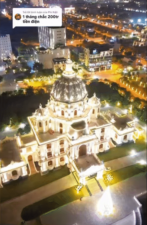 Tòa lâu đài sáng rực cả một vùng ở Ninh Bình tưởng đã 