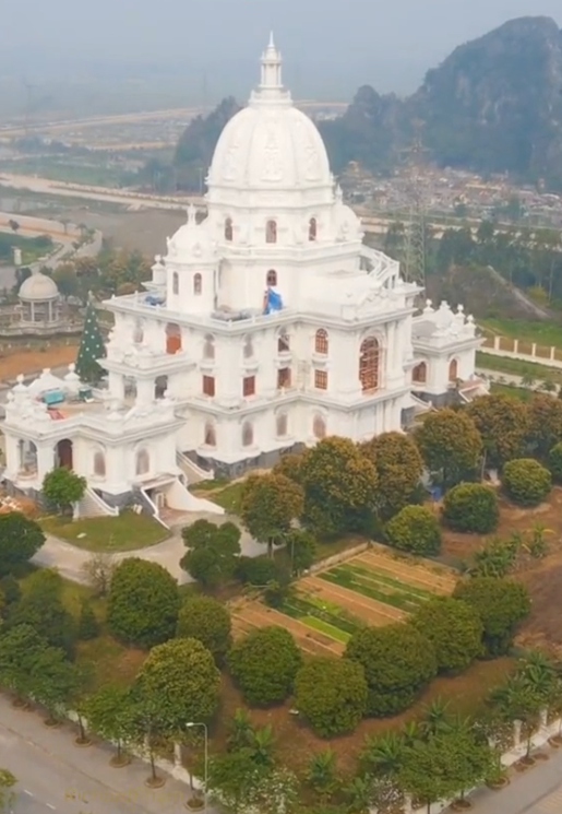 Tòa lâu đài sáng rực cả một vùng ở Ninh Bình tưởng đã 