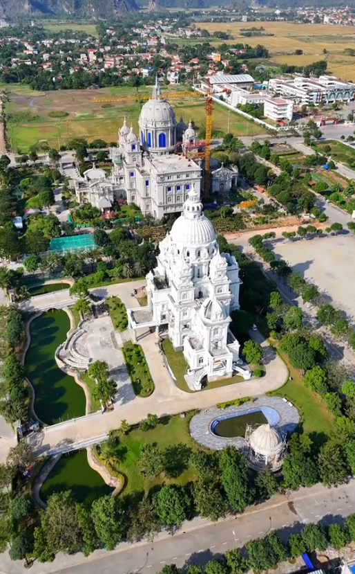 Tòa lâu đài sáng rực cả một vùng ở Ninh Bình tưởng đã 