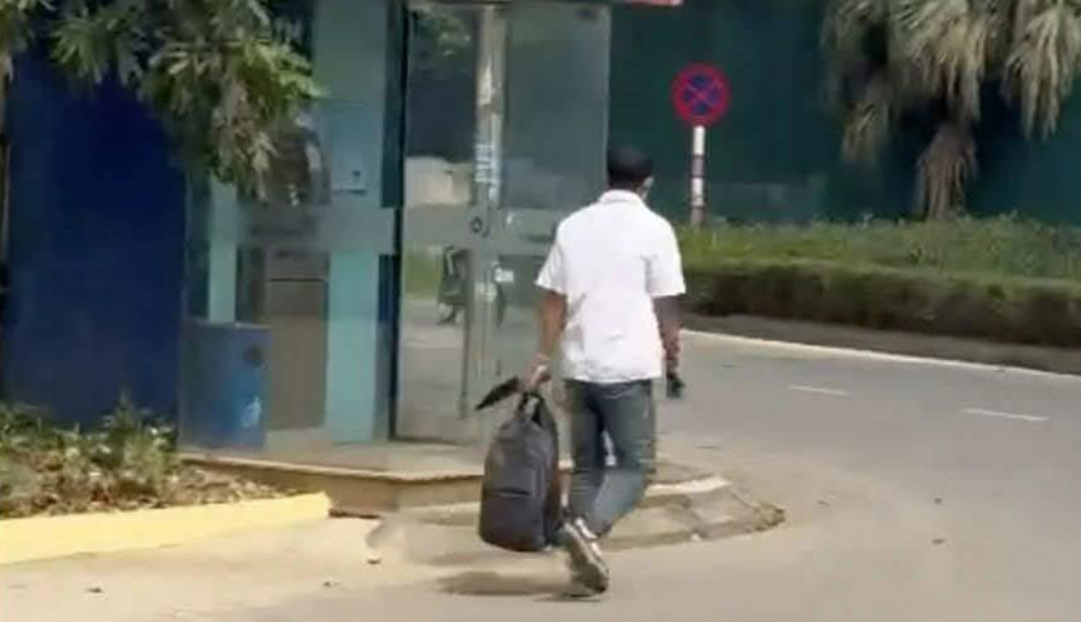 Bảo vệ kể lại giây phút đối mặt với nghi phạm cướp ngân hàng ở Hà Nội: Ban đầu đối tượng không có biểu hiện gì bất thường- Ảnh 2.