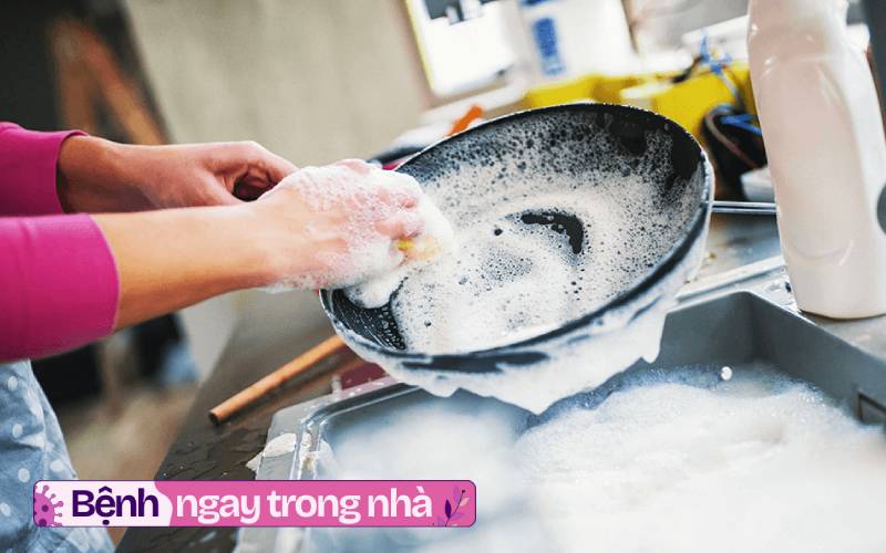 Rửa bát kiểu này khác gì 