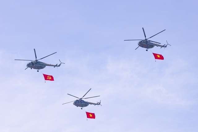 Sắc cờ Tổ quốc tung bay giữa trời TP.HCM: Cả gia đình 10 người vượt hàng chục km để được tận mắt ngắm nhìn- Ảnh 2.