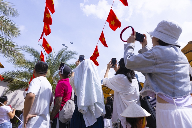 Sắc cờ Tổ quốc tung bay giữa trời TP.HCM: Cả gia đình 10 người vượt hàng chục km để được tận mắt ngắm nhìn- Ảnh 14.